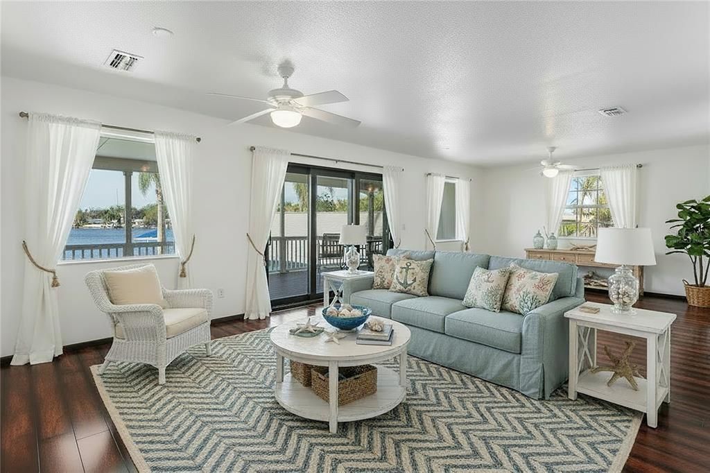 En Venta: $875,000 (5 camas, 3 baños, 3258 Pies cuadrados)
