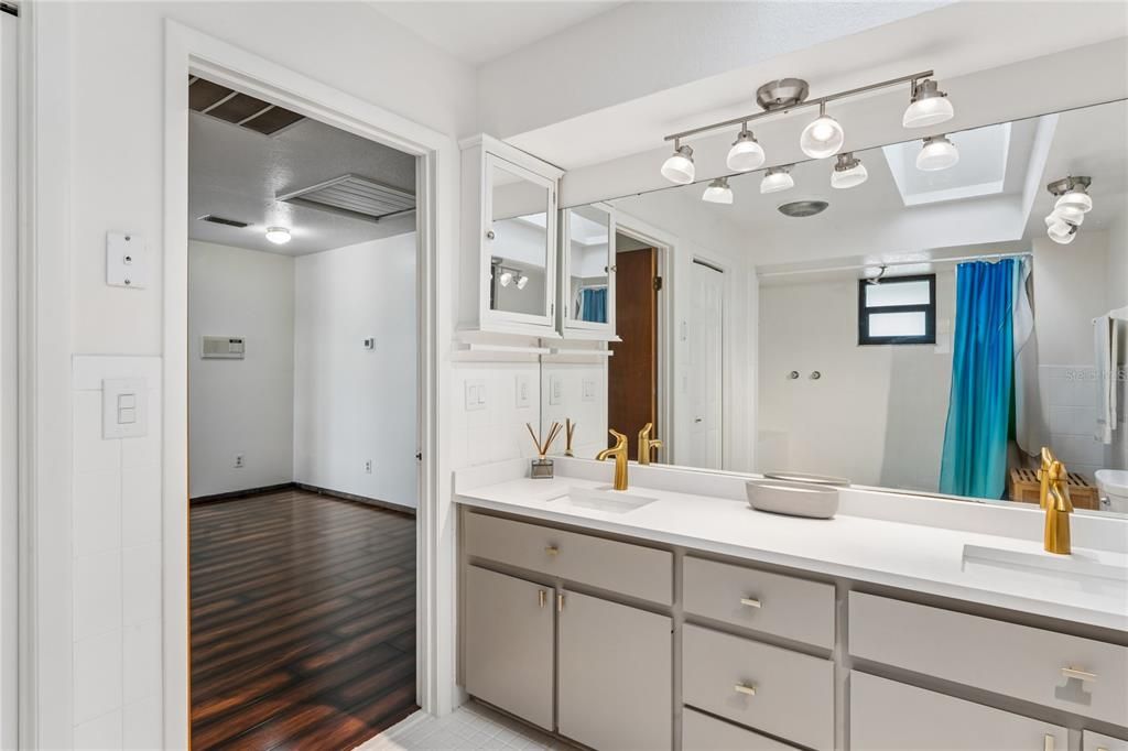 En Venta: $875,000 (5 camas, 3 baños, 3258 Pies cuadrados)