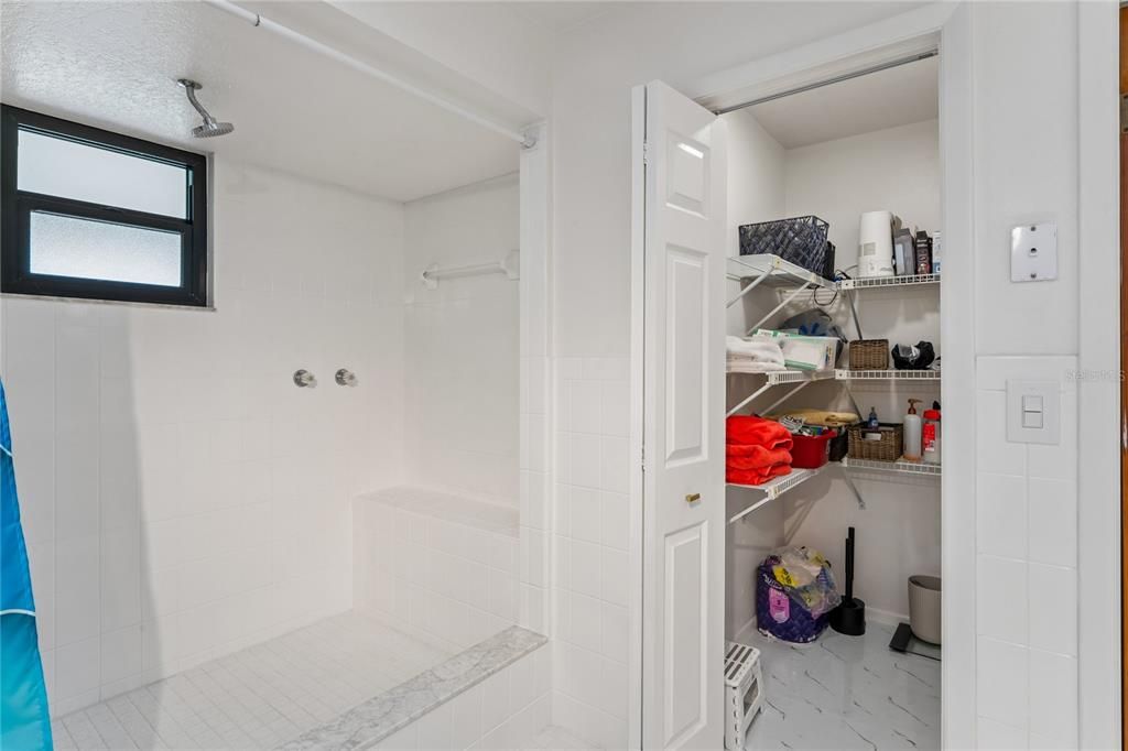 En Venta: $875,000 (5 camas, 3 baños, 3258 Pies cuadrados)