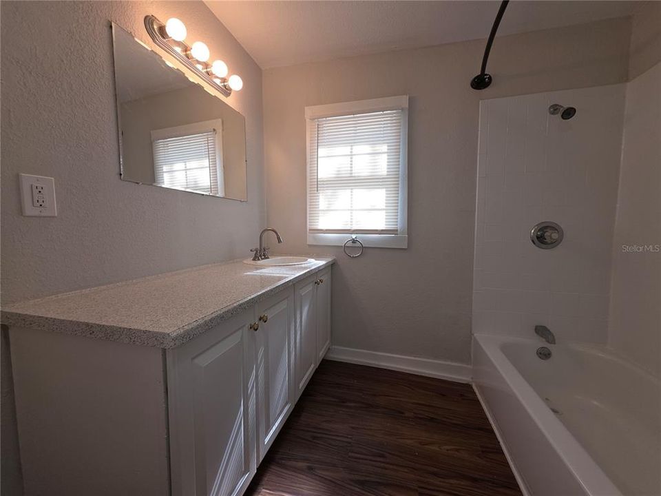 For Rent: $1,099 (3 beds, 1 baths, 1044 Square Feet)