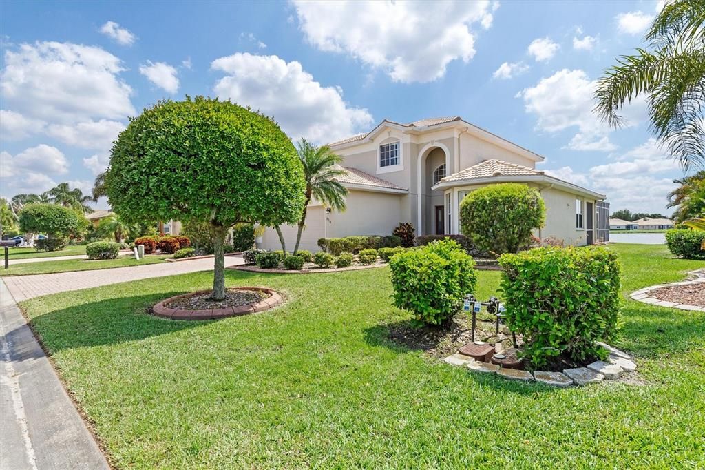 For Sale: $550,000 (3 beds, 2 baths, 2105 Square Feet)