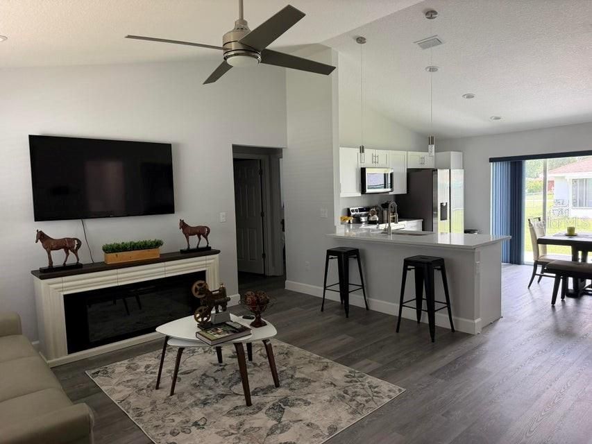 For Rent: $2,400 (3 beds, 3 baths, 1264 Square Feet)