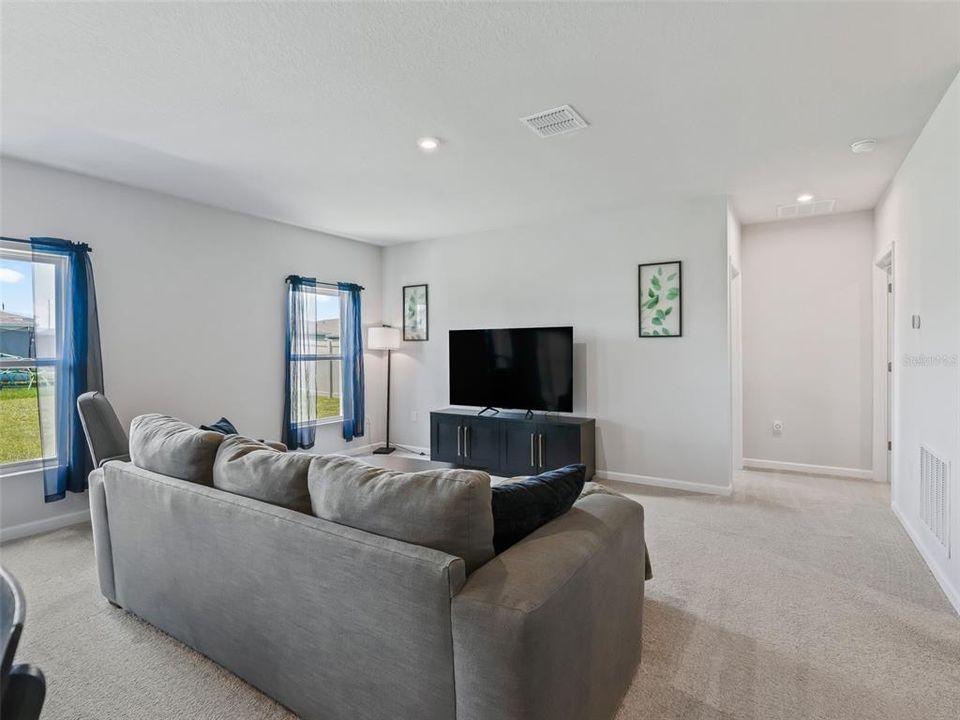 For Sale: $260,000 (3 beds, 2 baths, 1303 Square Feet)