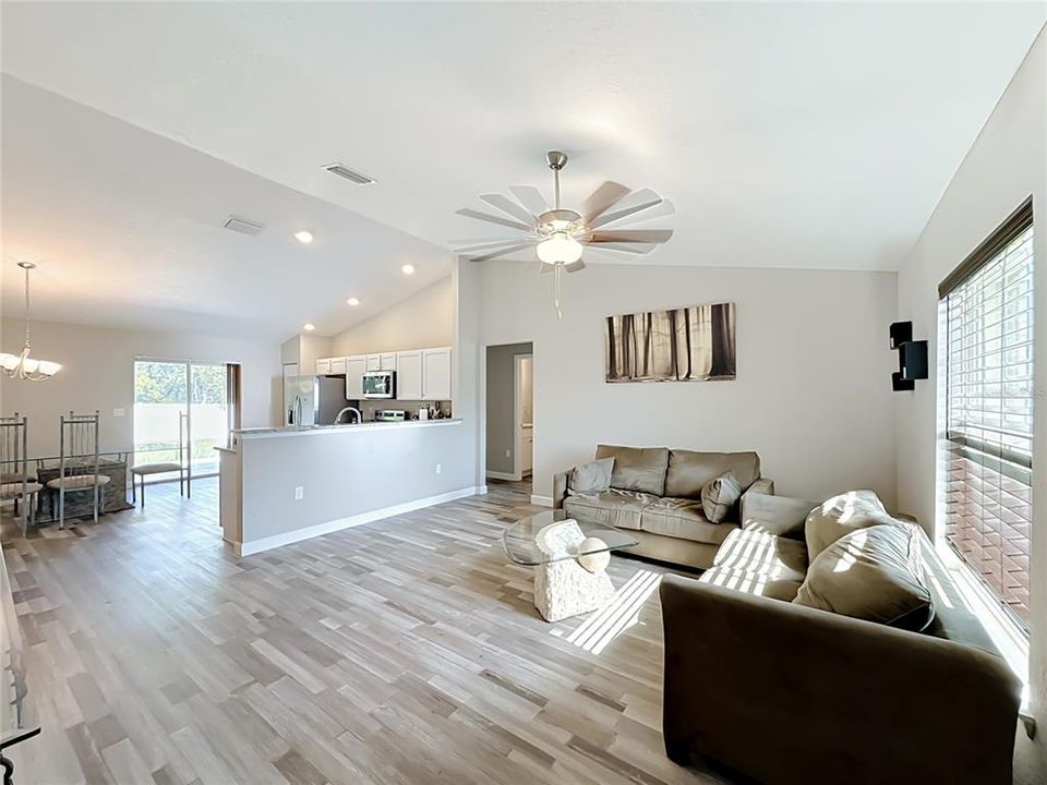 For Sale: $260,000 (3 beds, 2 baths, 1315 Square Feet)