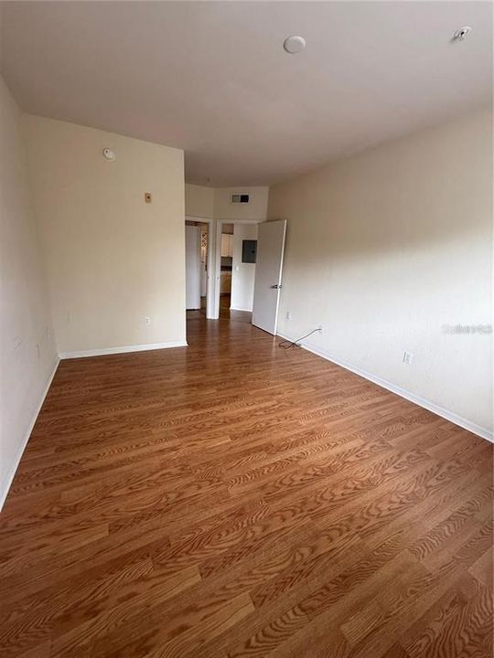 For Rent: $1,375 (1 beds, 1 baths, 715 Square Feet)