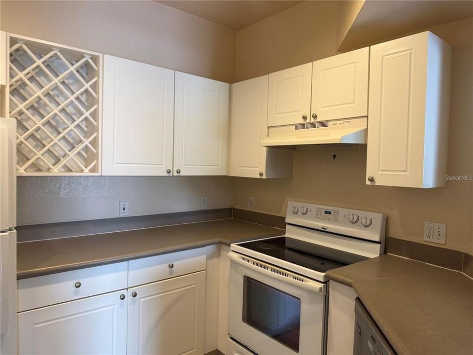 For Rent: $1,375 (1 beds, 1 baths, 715 Square Feet)