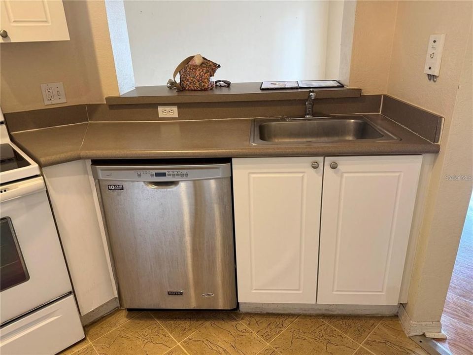 For Rent: $1,375 (1 beds, 1 baths, 715 Square Feet)