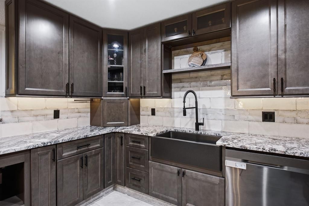 На продажу: $385,000 (2 спален, 1 ванн, 1074 Квадратных фут)