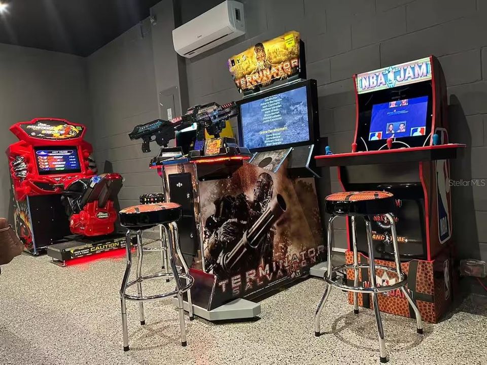 For Sale: $749,000 (7 beds, 6 baths, 4093 Square Feet)