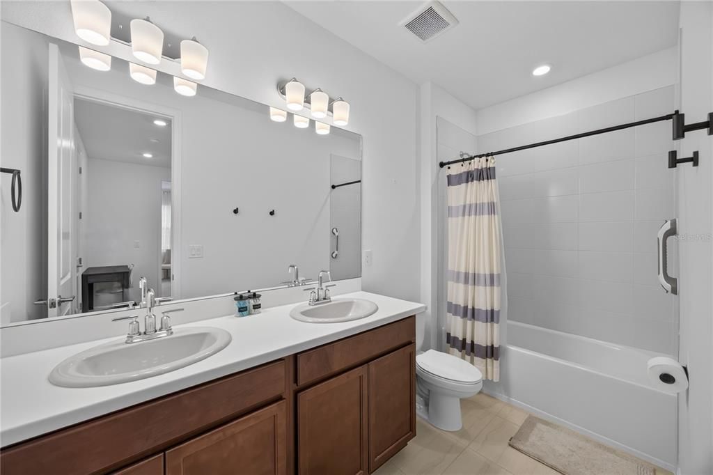 For Sale: $630,000 (5 beds, 3 baths, 2434 Square Feet)
