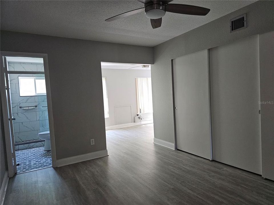 На продажу: $135,900 (2 спален, 2 ванн, 1100 Квадратных фут)