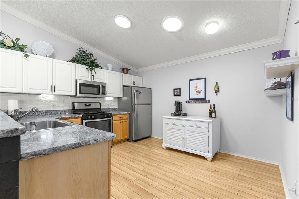 На продажу: $293,900 (2 спален, 2 ванн, 1156 Квадратных фут)