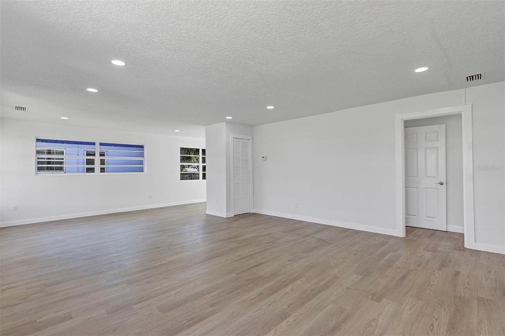 For Sale: $338,000 (2 beds, 2 baths, 1258 Square Feet)