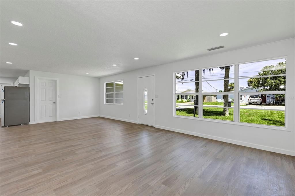 For Sale: $338,000 (2 beds, 2 baths, 1258 Square Feet)
