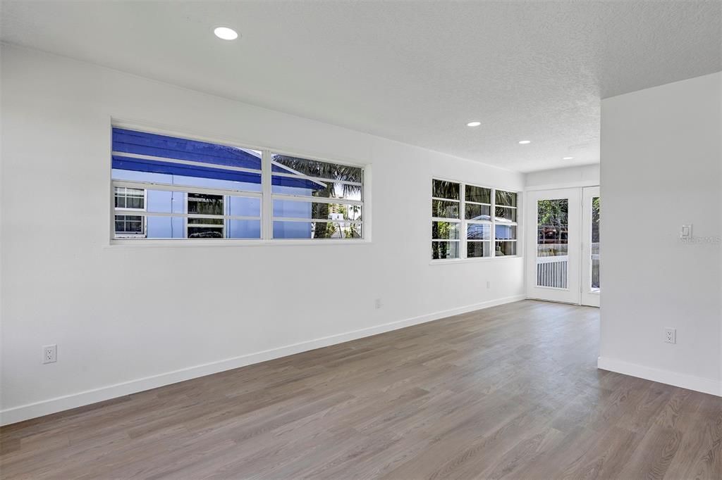 For Sale: $338,000 (2 beds, 2 baths, 1258 Square Feet)