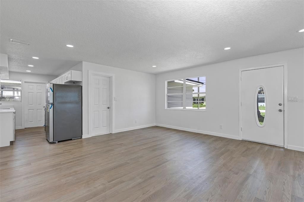 For Sale: $338,000 (2 beds, 2 baths, 1258 Square Feet)