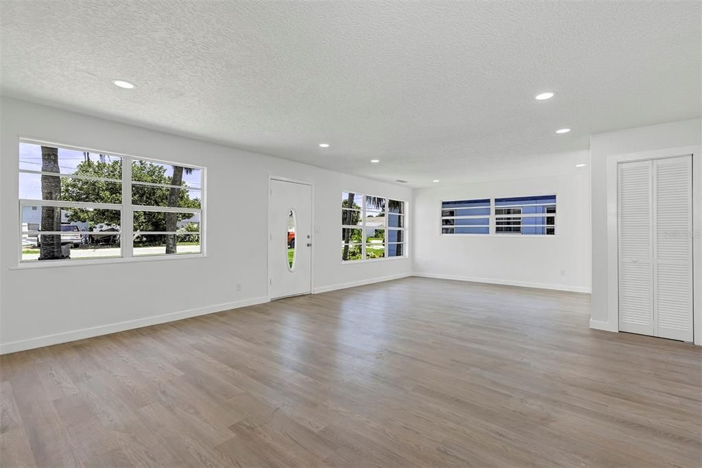 For Sale: $338,000 (2 beds, 2 baths, 1258 Square Feet)