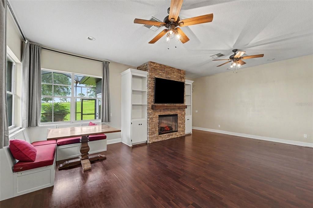 For Sale: $874,999 (6 beds, 4 baths, 4923 Square Feet)