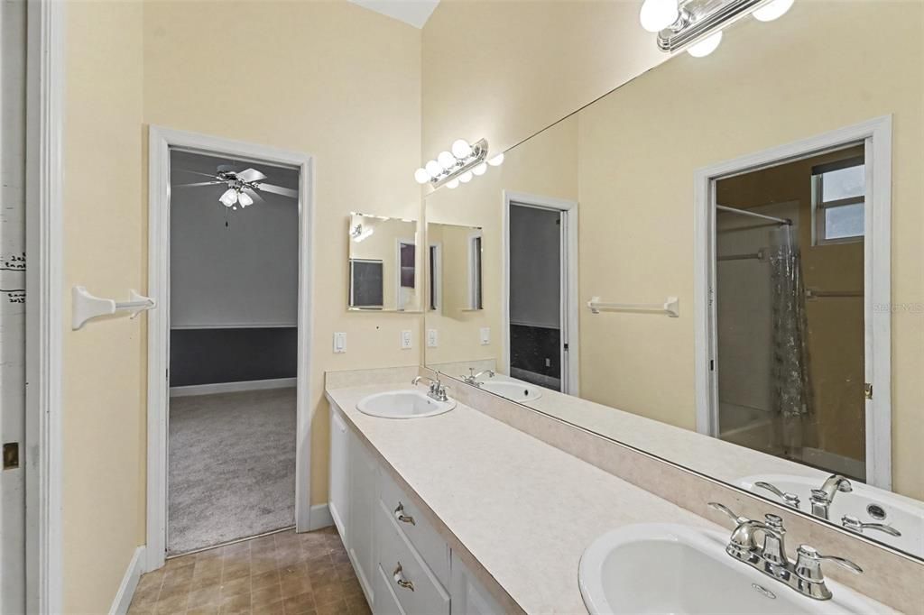 For Sale: $874,999 (6 beds, 4 baths, 4923 Square Feet)