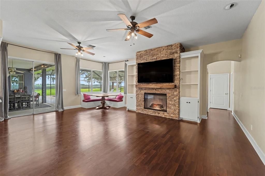 For Sale: $874,999 (6 beds, 4 baths, 4923 Square Feet)