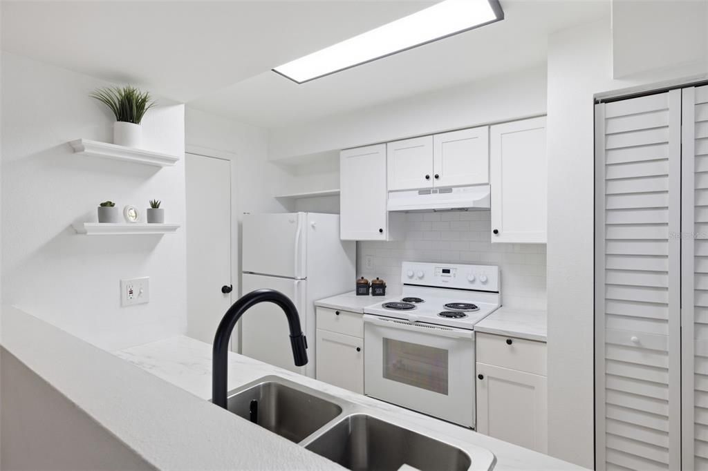 На продажу: $165,000 (2 спален, 2 ванн, 937 Квадратных фут)
