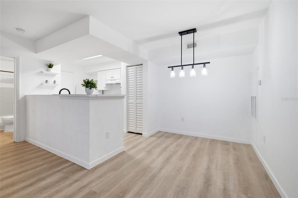 На продажу: $165,000 (2 спален, 2 ванн, 937 Квадратных фут)