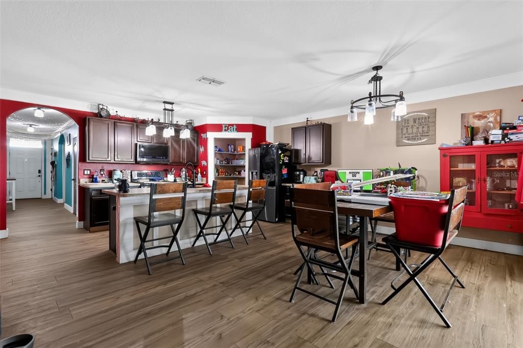 En Venta: $305,000 (4 camas, 2 baños, 1867 Pies cuadrados)