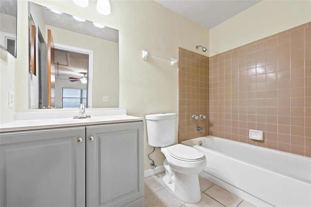 For Sale: $225,000 (2 beds, 2 baths, 929 Square Feet)