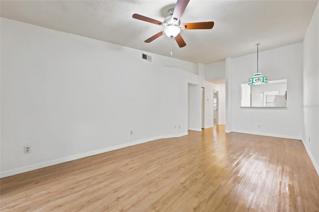 For Sale: $225,000 (2 beds, 2 baths, 929 Square Feet)