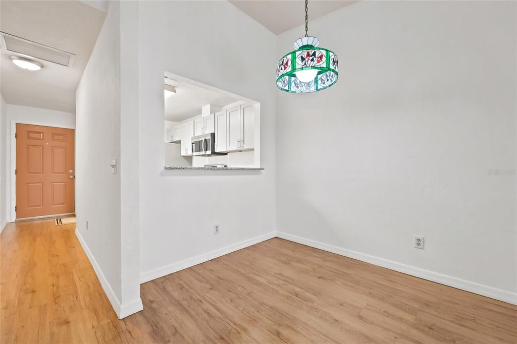 For Sale: $225,000 (2 beds, 2 baths, 929 Square Feet)