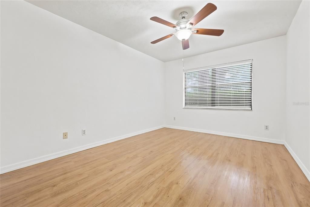For Sale: $225,000 (2 beds, 2 baths, 929 Square Feet)
