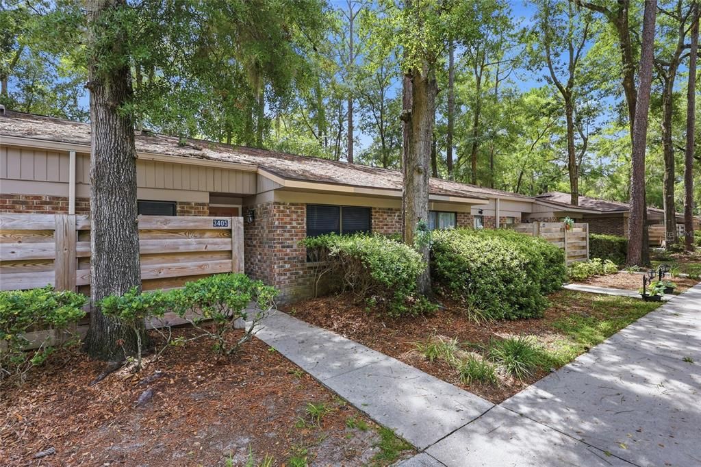 For Sale: $225,000 (2 beds, 2 baths, 929 Square Feet)