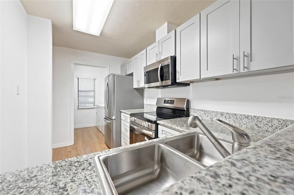 For Sale: $225,000 (2 beds, 2 baths, 929 Square Feet)