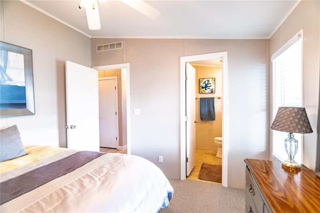 For Sale: $99,900 (2 beds, 2 baths, 805 Square Feet)