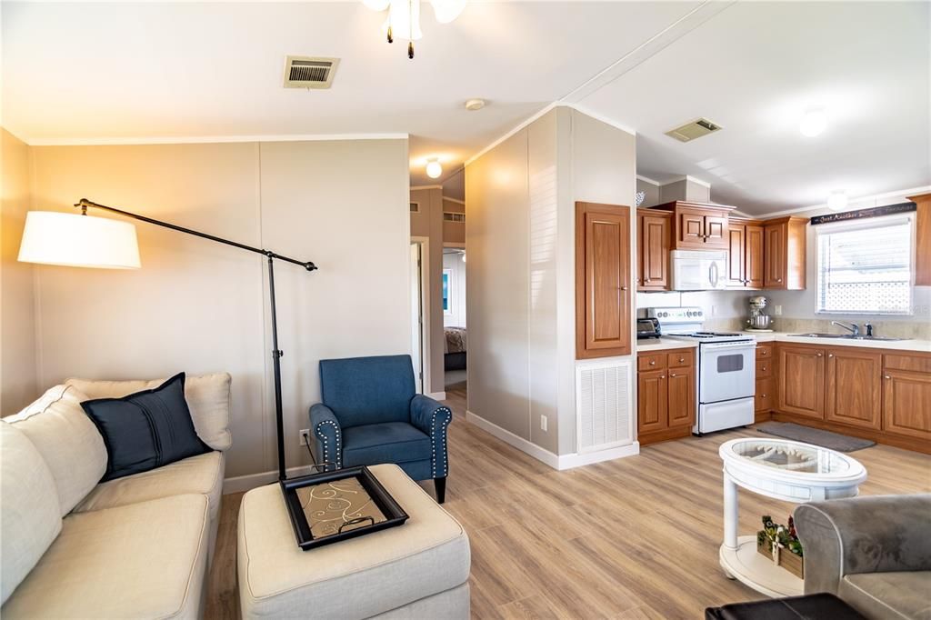 For Sale: $99,900 (2 beds, 2 baths, 805 Square Feet)