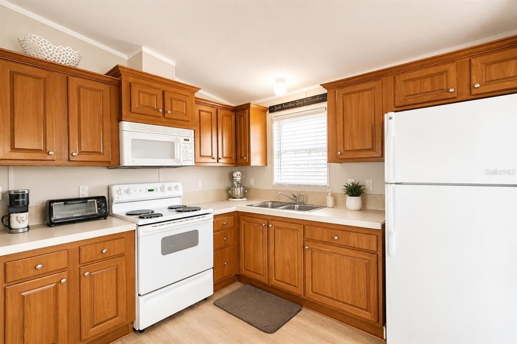 For Sale: $99,900 (2 beds, 2 baths, 805 Square Feet)