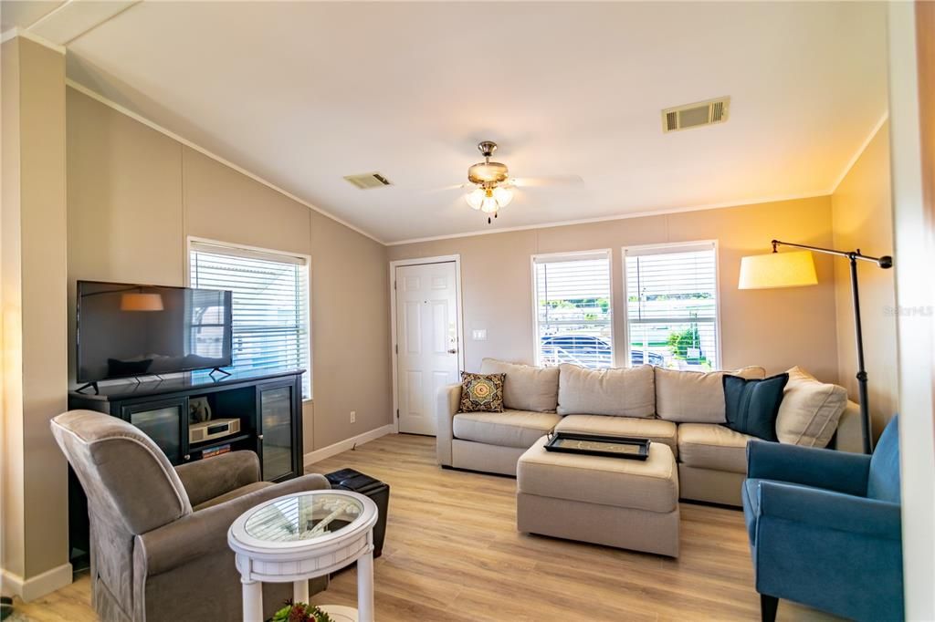 For Sale: $99,900 (2 beds, 2 baths, 805 Square Feet)