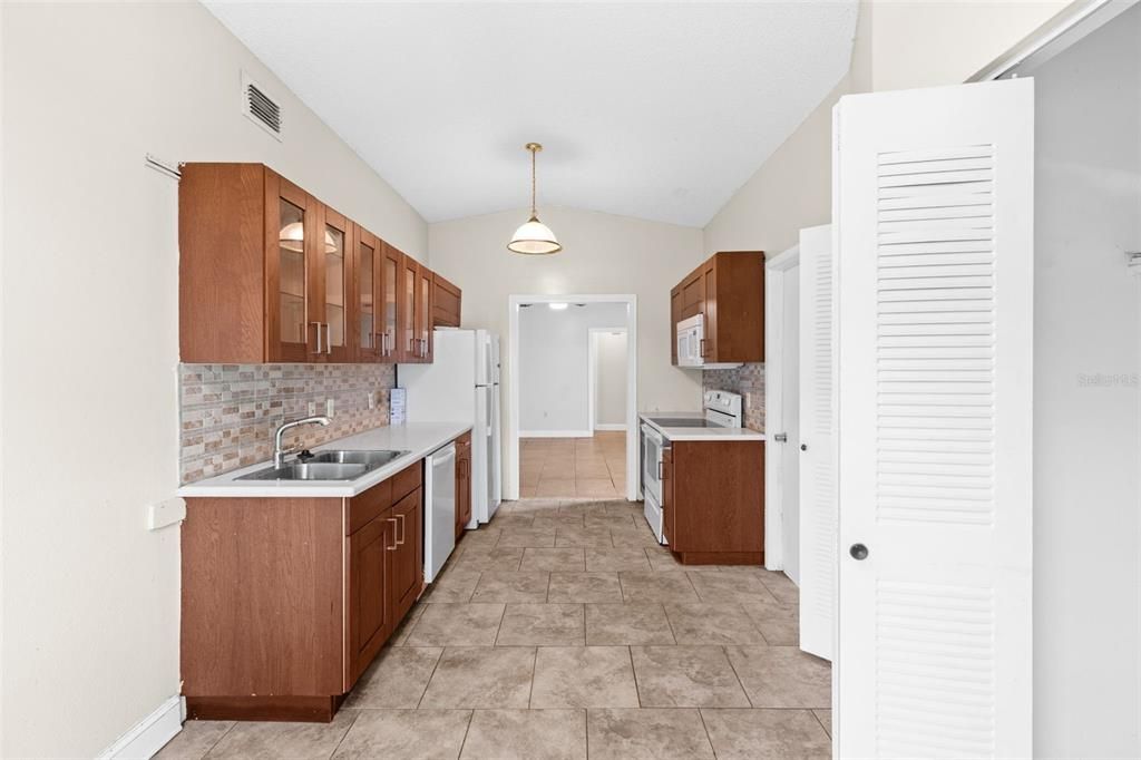 For Rent: $2,095 (3 beds, 2 baths, 1413 Square Feet)