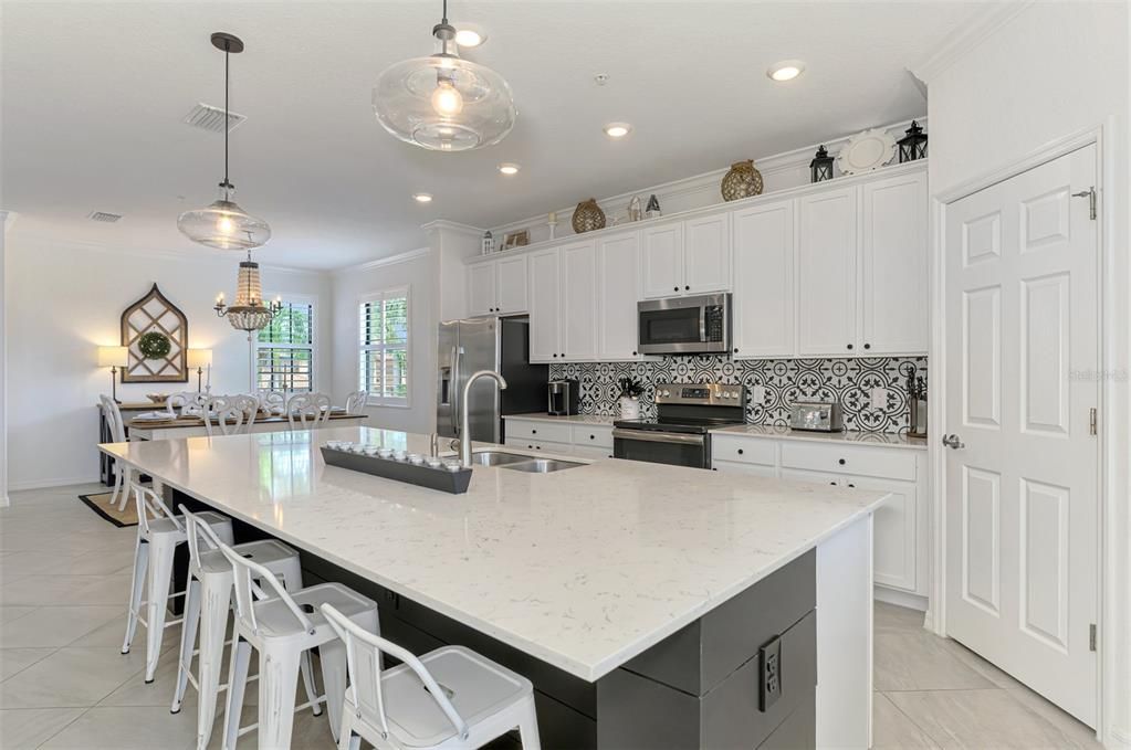 For Sale: $399,000 (3 beds, 2 baths, 2284 Square Feet)
