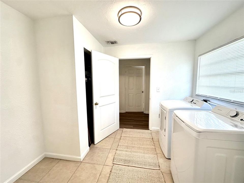 For Sale: $425,000 (6 beds, 0 baths, 2304 Square Feet)