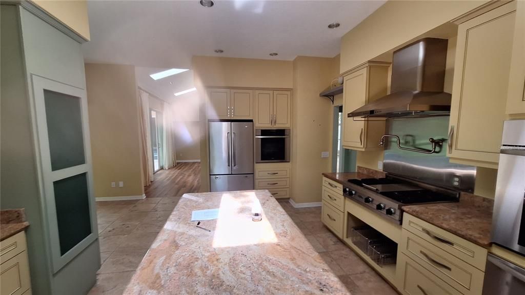For Sale: $650,000 (4 beds, 5 baths, 3485 Square Feet)