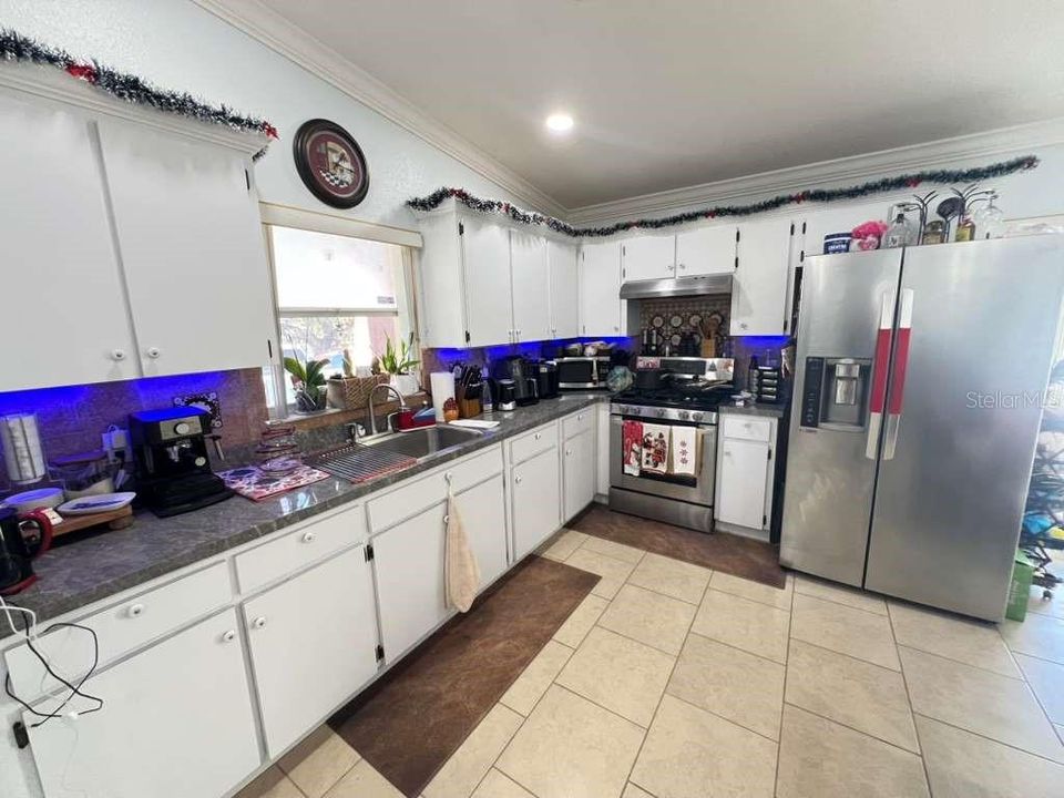 For Rent: $2,200 (3 beds, 2 baths, 1200 Square Feet)