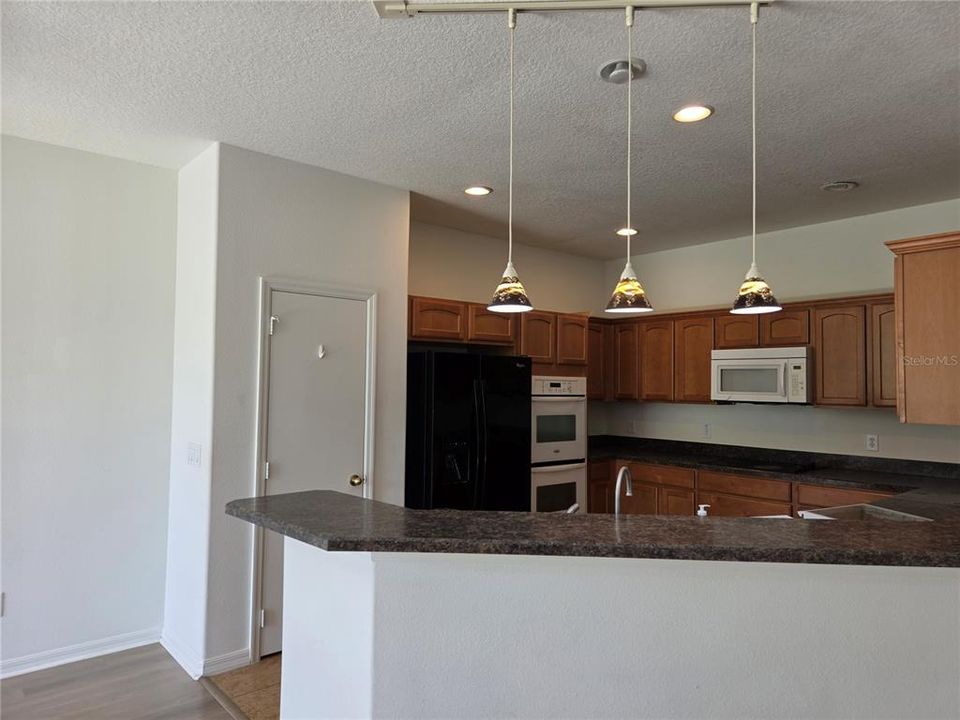 For Rent: $2,200 (3 beds, 2 baths, 1661 Square Feet)