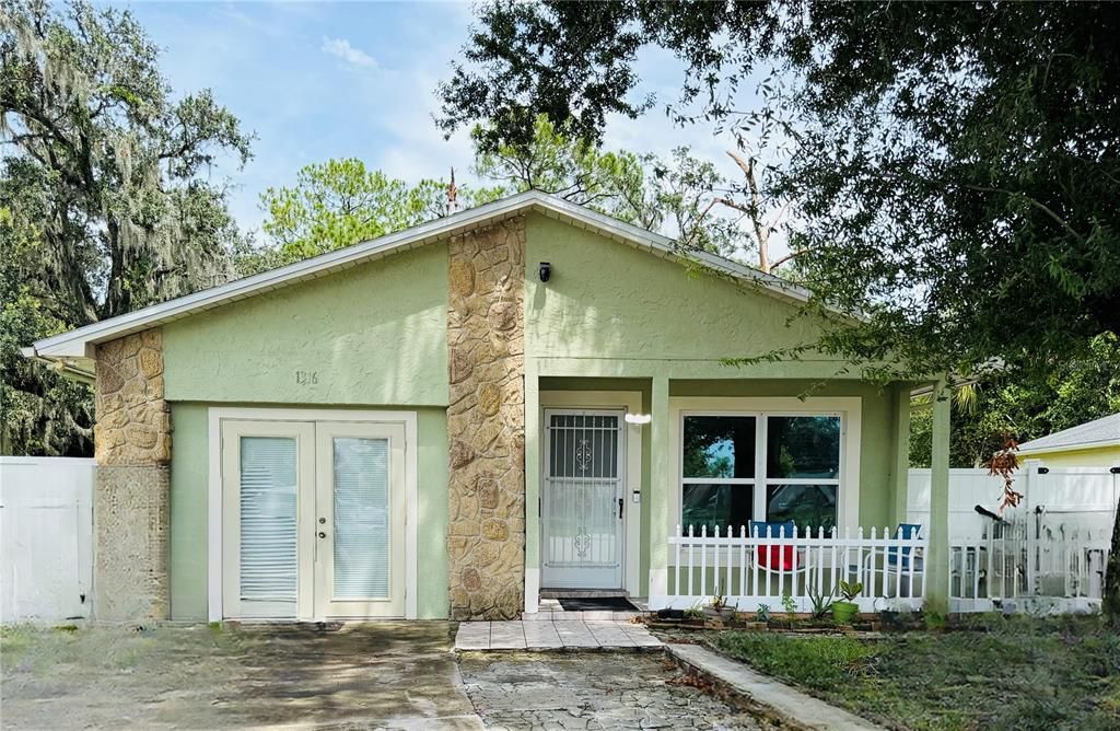 For Rent: $1,700 (2 beds, 1 baths, 900 Square Feet)