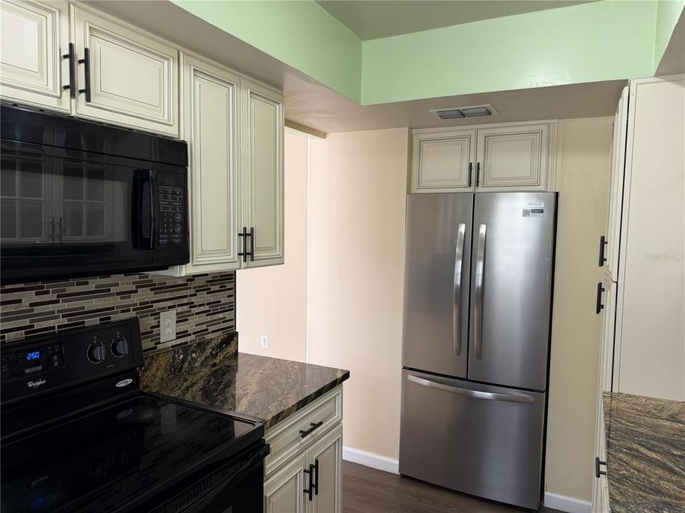 For Rent: $1,700 (2 beds, 1 baths, 900 Square Feet)