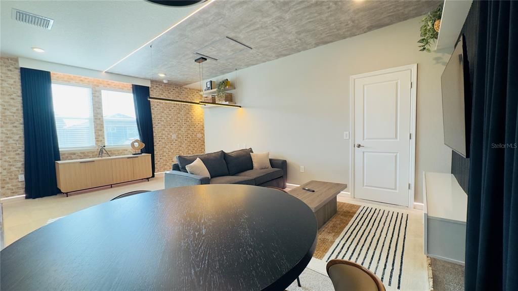 En Venta: $870,000 (5 camas, 4 baños, 2725 Pies cuadrados)