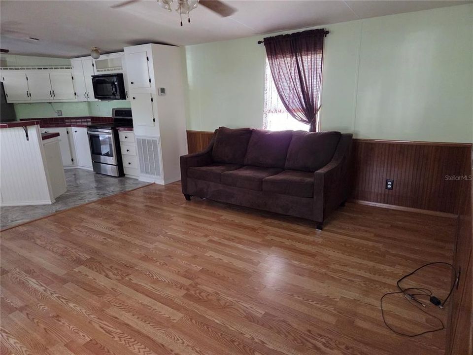 For Sale: $160,000 (3 beds, 2 baths, 1216 Square Feet)