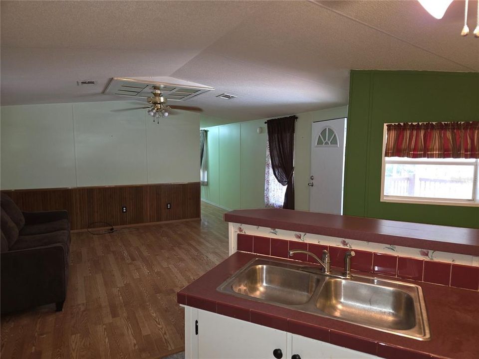 For Sale: $160,000 (3 beds, 2 baths, 1216 Square Feet)