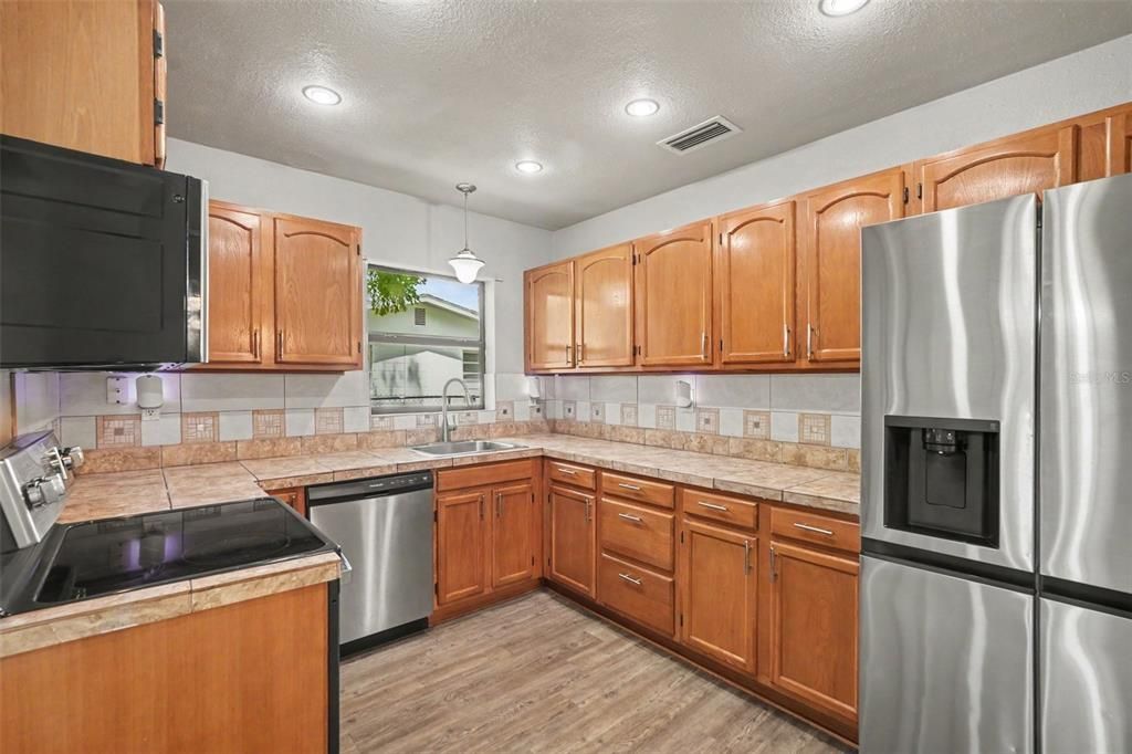 For Sale: $235,000 (3 beds, 2 baths, 1385 Square Feet)