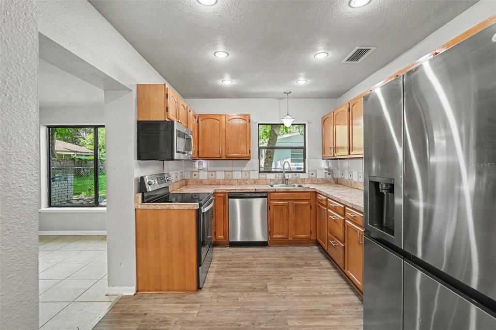 For Sale: $235,000 (3 beds, 2 baths, 1385 Square Feet)